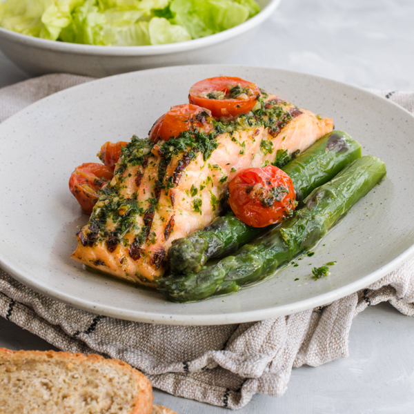 Salmon with cherry tomatoes and asparagus